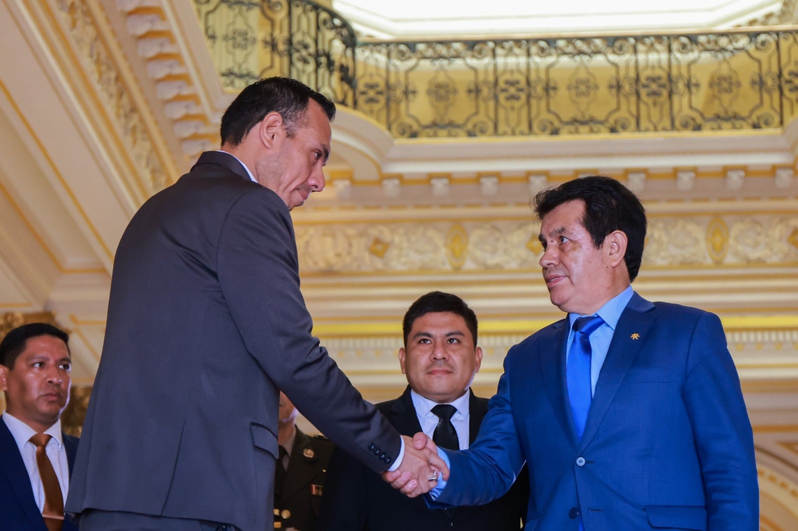 José Jerí y Tomás Gálvez, tras la diligencia en la que se interrogó al mandatario encargado, por sus reuniones no registradas con dos empresarios chinos. (Foto: Palacio de Gobierno)