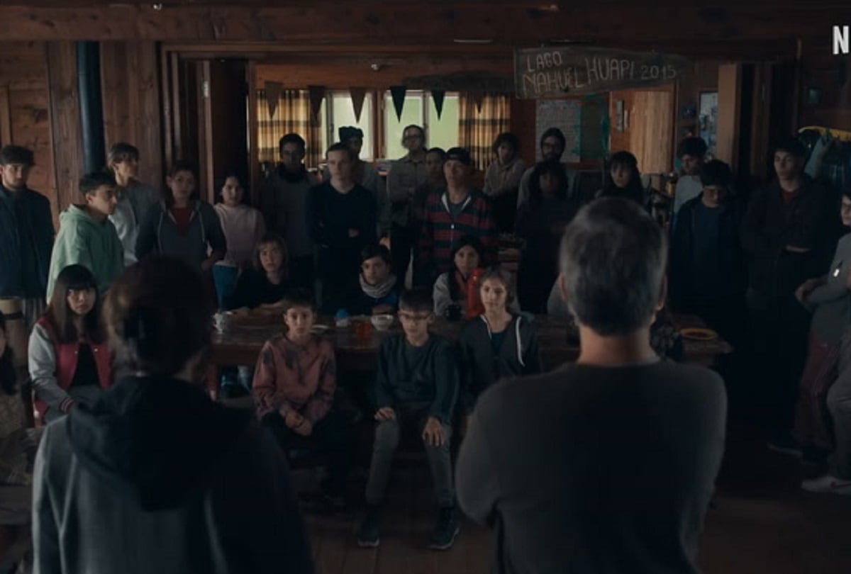 Ema Garay (Soledad Villamil) pregunta a los adolescente del la Fundación si ha sido víctimas de grooming en la serie argentina "Atrapados" (Foto: Netflix)