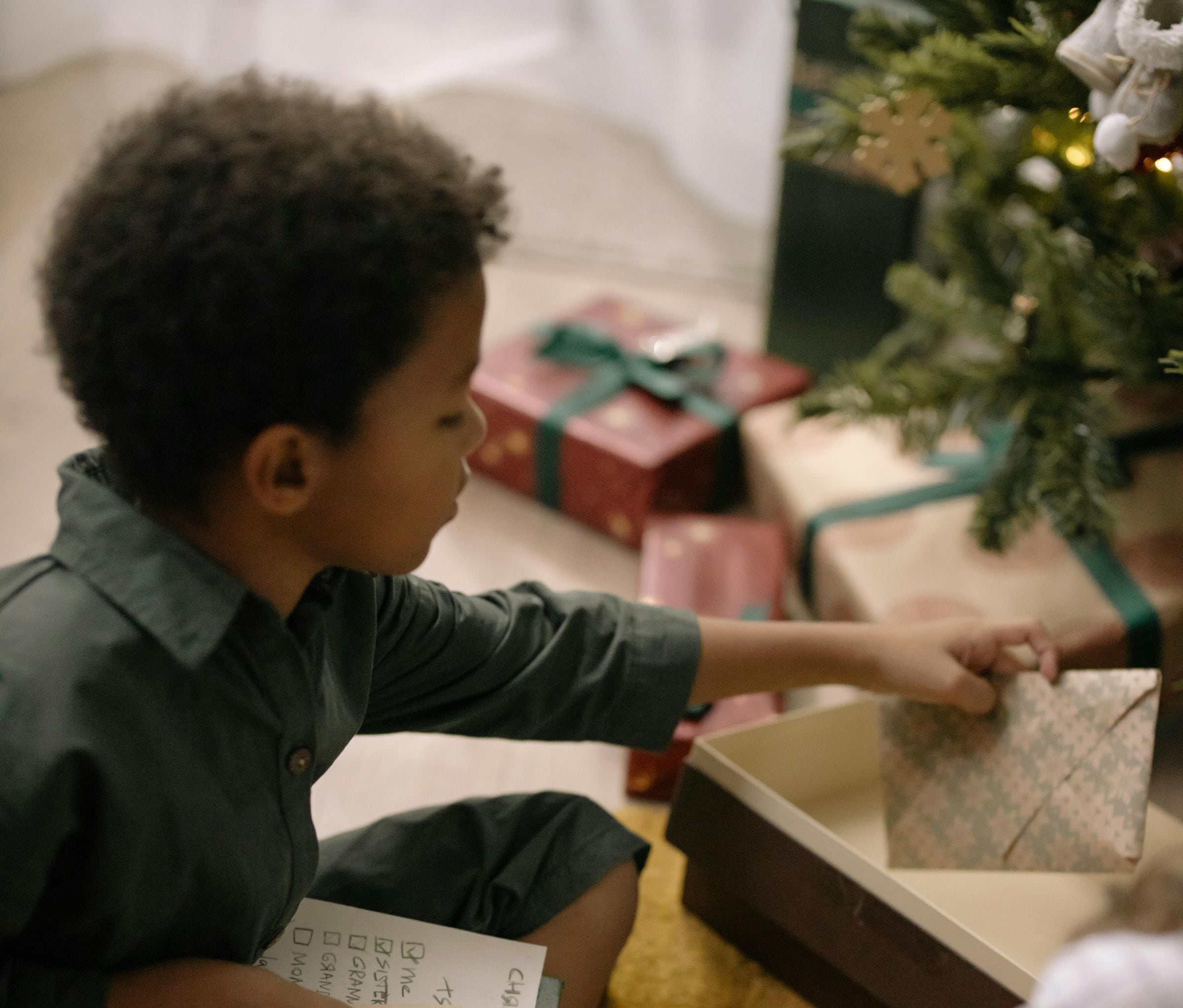 Los niños esperan con ansias la llegada de Papá Noel en Navidad, quien según la tradición, les trae regalos en la noche del 24 de diciembre. (Foto: cottonbro studio / Pexels)
