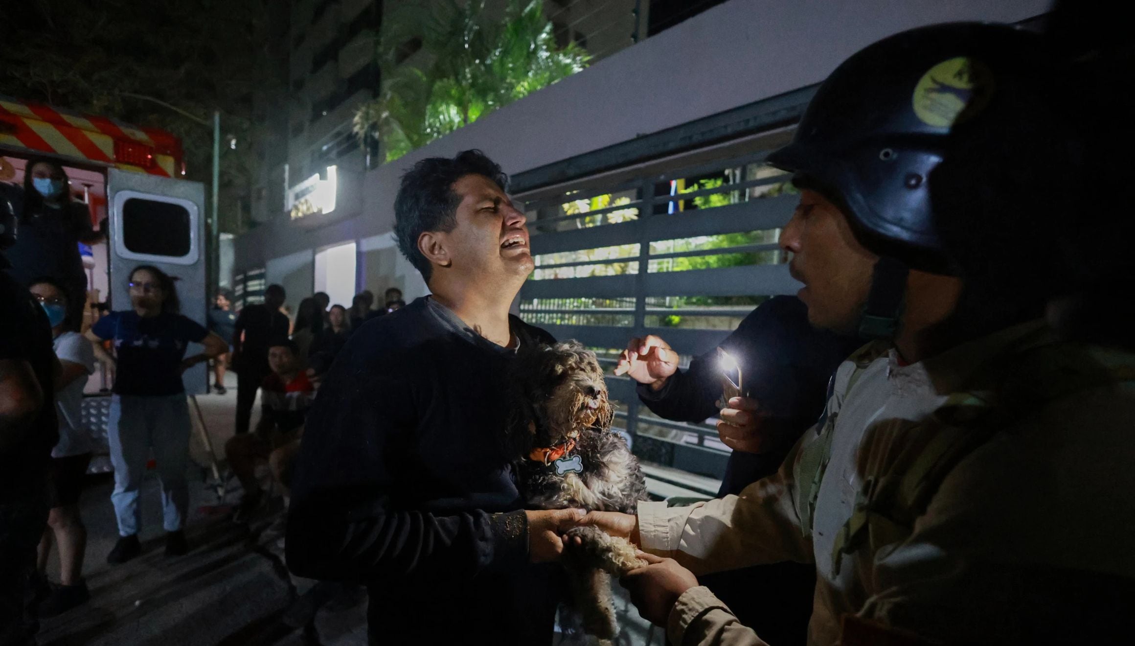 Un hombre que sostiene a un perro llora tras un terremoto en Caracas, Venezuela, el miércoles 24 de junio de 2026. (Foto AP/Javier Campos)