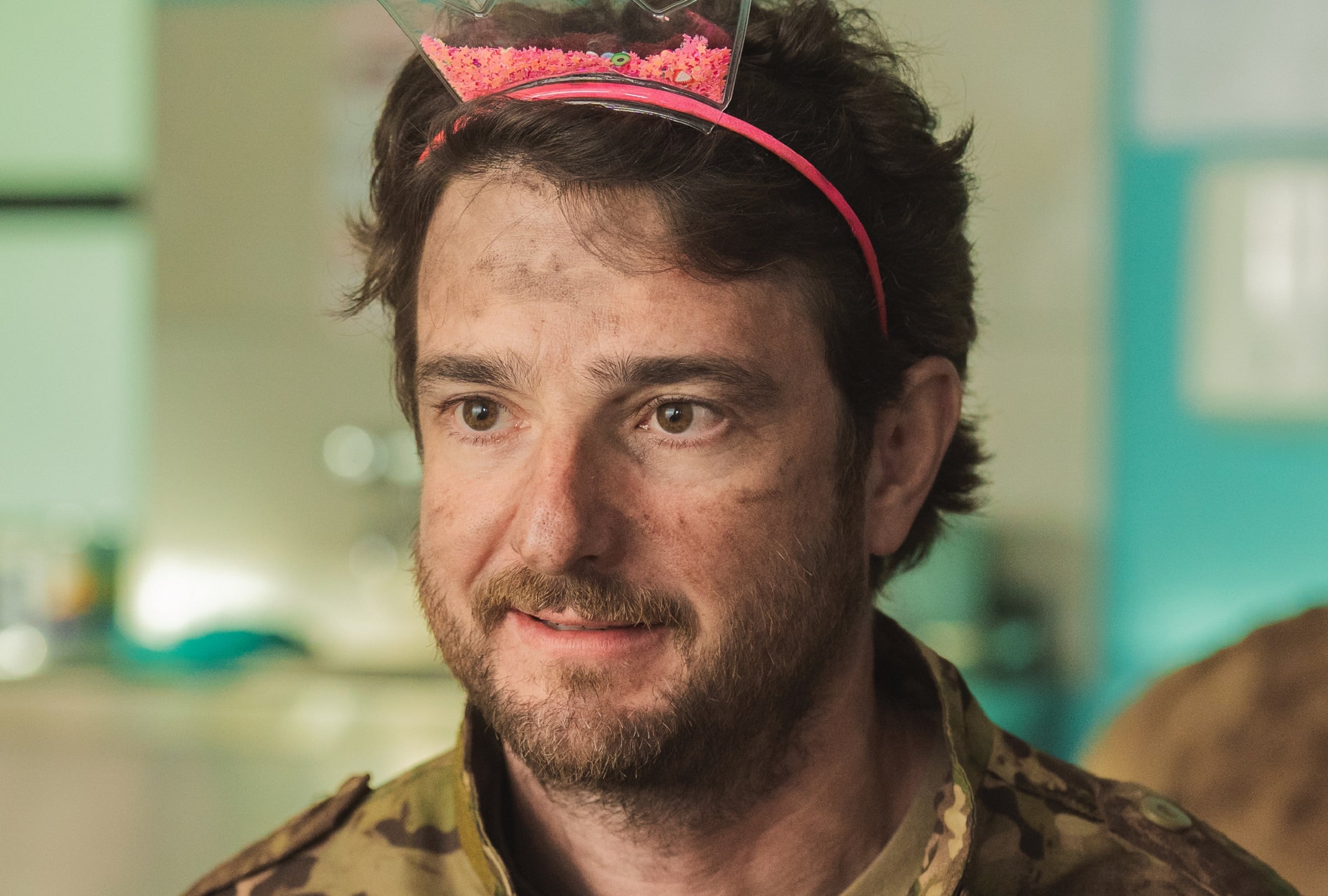 Santi (Gorka Otxoa) se une a un campamento junto a sus amigos para recuperar su masculinidad en la cuarta temporada de la serie española "Machos alfa" (Foto: Netflix)