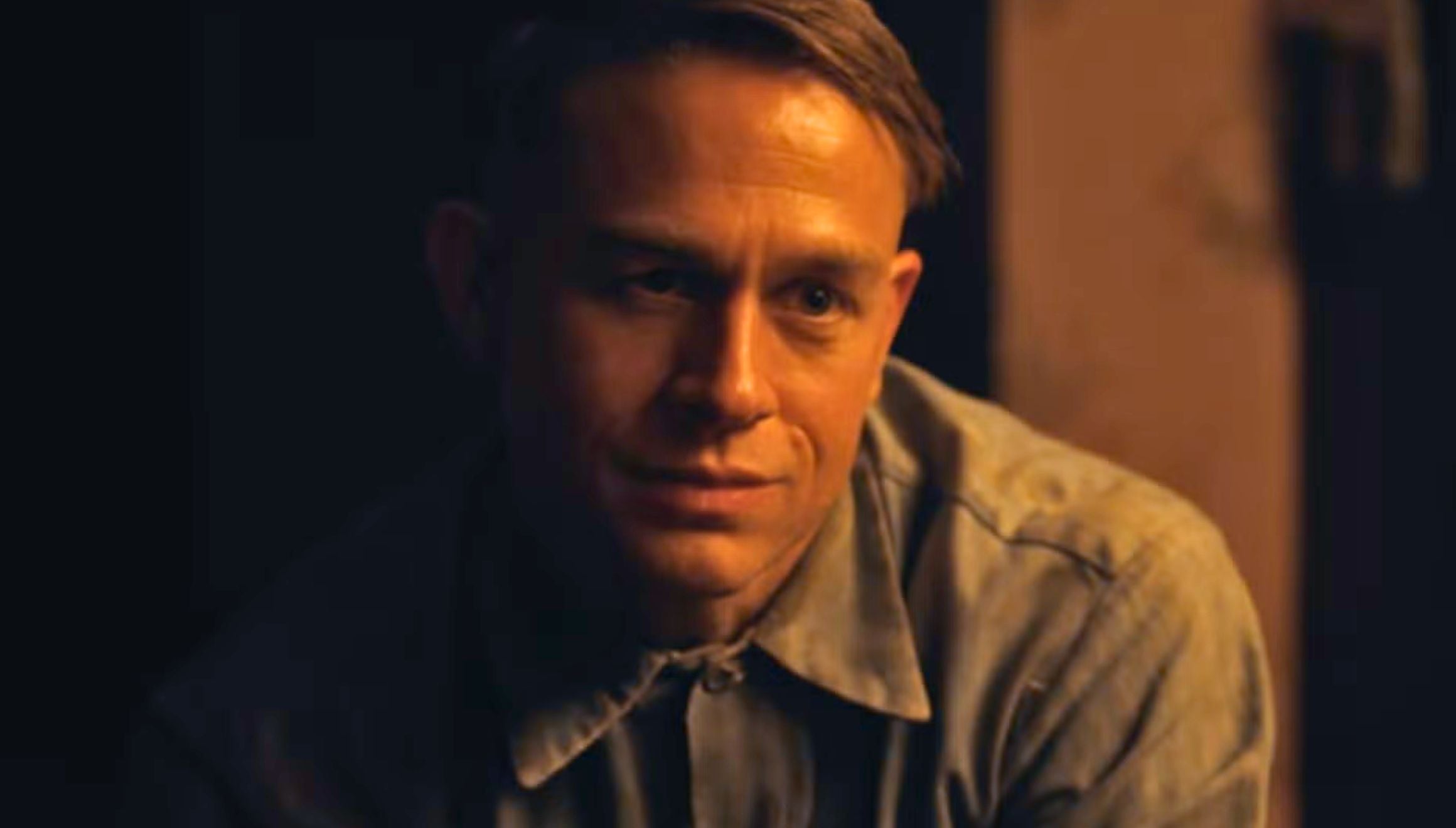 El actor Charlie Hunnam como Ed Gein en una escena de la serie "Monster: The Ed Gein Story" (Foto: Netflix)