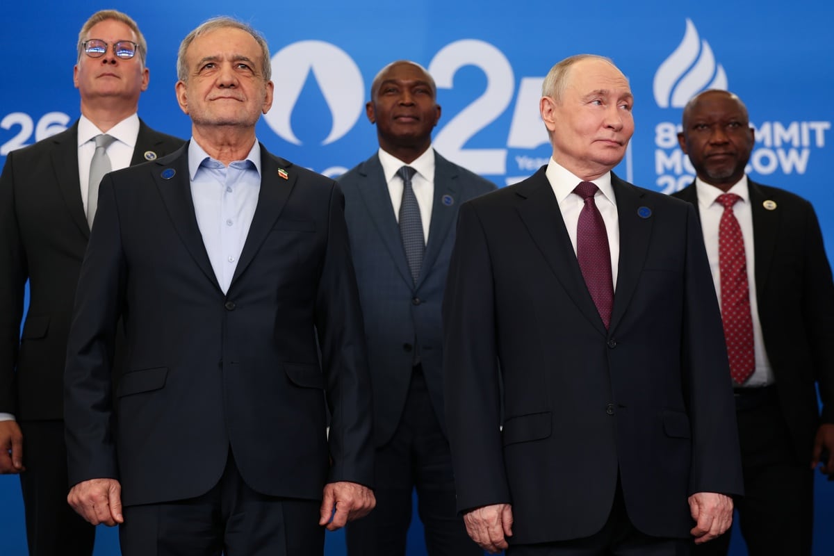El presidente ruso, Vladímir Putin (segundo desde la derecha), y el presidente iraní, Masoud Pezeshkian (segundo desde la izquierda), posan para una fotografía junto a los jefes de las delegaciones que participan en la 8.ª Cumbre del Foro de Países Exportadores de Gas (GECF) en Moscú, Rusia, el 27 de octubre de 2026. La cumbre reúne a jefes de Estado y de Gobierno de los países miembros del GECF. (Rusia, Moscú) EFE/EPA/ALEXANDER KAZAKOV