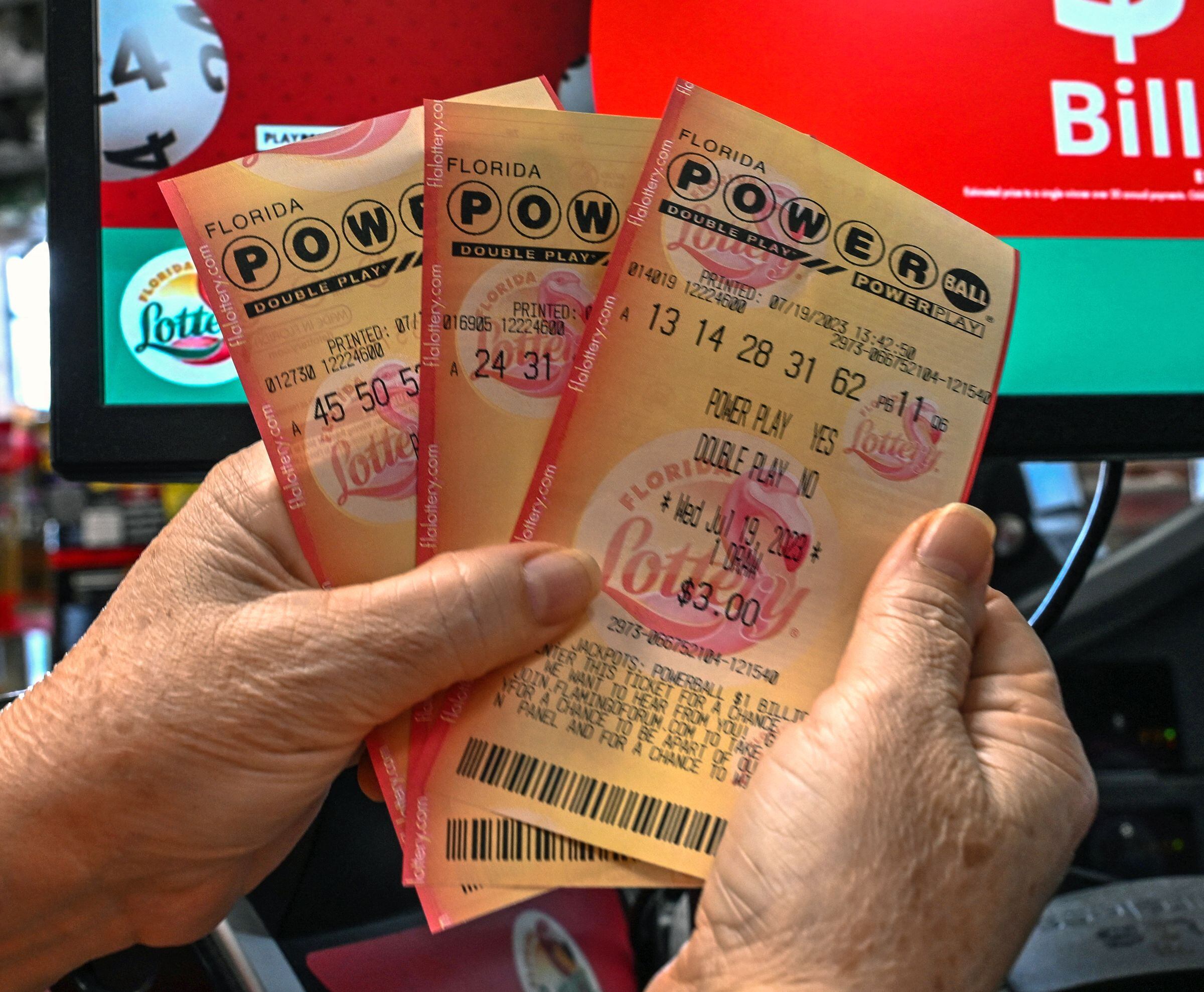 Por lo general, los participantes del Powerball pueden reclamar un premio de hasta $600 en cualquier lotería autorizada de la jurisdicción donde compraron el boleto. (Foto: Giorgio Viera / AFP)