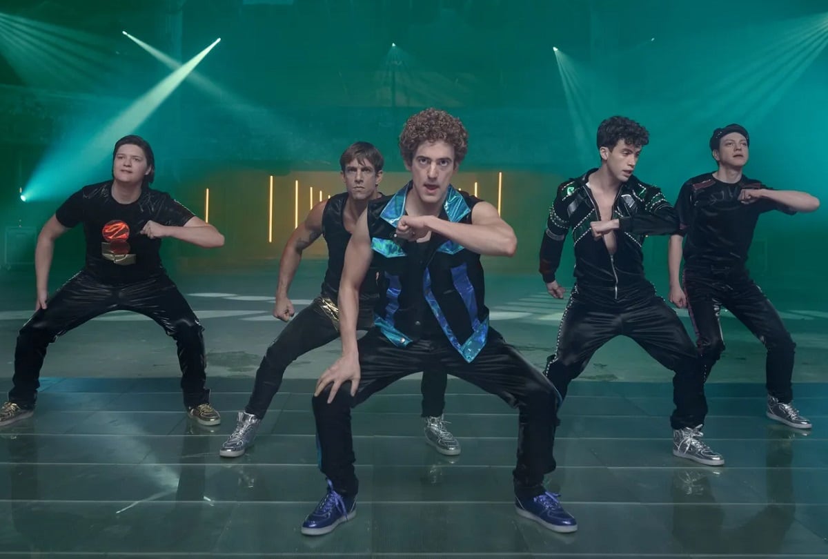 Luis Gerardo Méndez interpreta a Alan, el líder de la boyband "Technoboys", en la nueva película mexicana (Foto: Netflix)