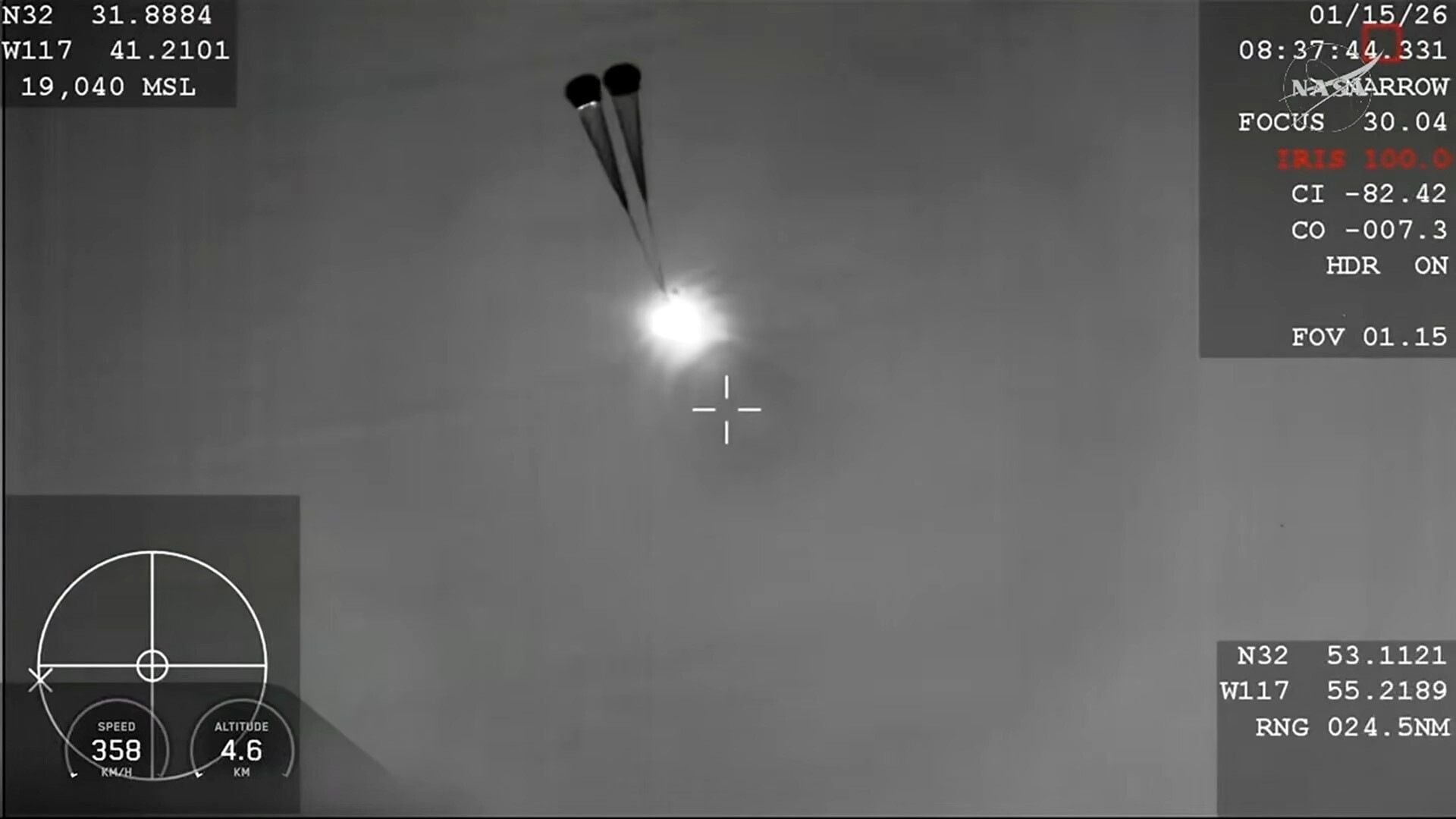 Esta escena tomada de un video proporcionado por la NASA muestra a la tripulación SpaceX Crew-11 de la NASA regresando a Tierra con un amerizaje cerca de San Diego, California, el jueves 15 de enero de 2026. (NASA via AP)