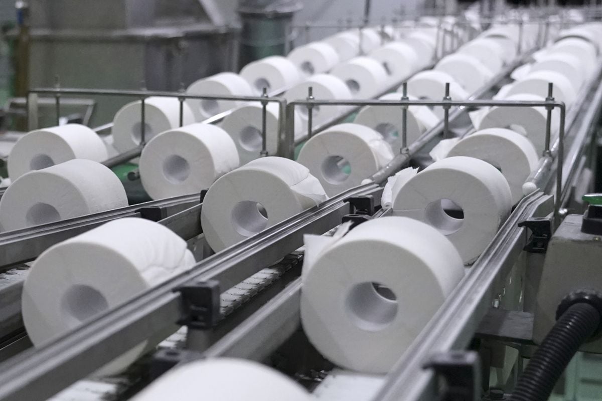 Rollos de papel higiénico se desplazan por una cinta transportadora en la línea de producción de una fábrica de Corelex Shinei Co. en Fuji, prefectura de Shizuoka, Japón, el martes 7 de septiembre de 2021. Fotógrafo: Toru Hanai/Bloomberg