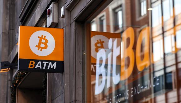 Un letrero de cajero automático (ATM) de Bitcoin afuera de un intercambio de criptomonedas BitBase en Barcelona, ​​España, el martes 5 de diciembre de 2023. Fotógrafo: Ángel García/Bloomberg