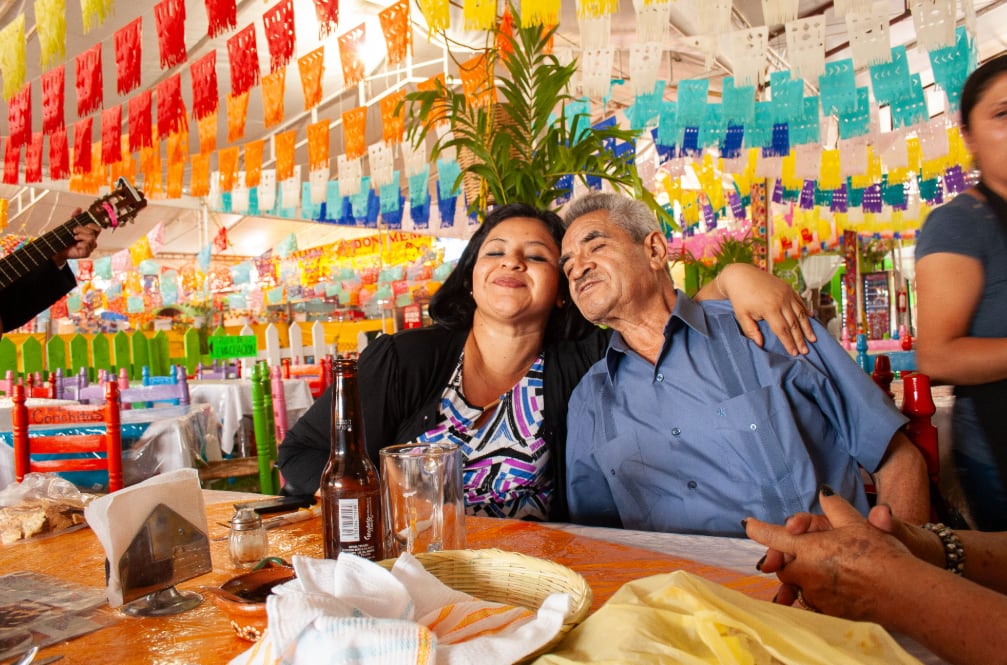 Más allá de los regalos, miles de familias optarían por celebrar con un almuerzo fuera de casa por el Día del Padre. (Foto: Pexels)