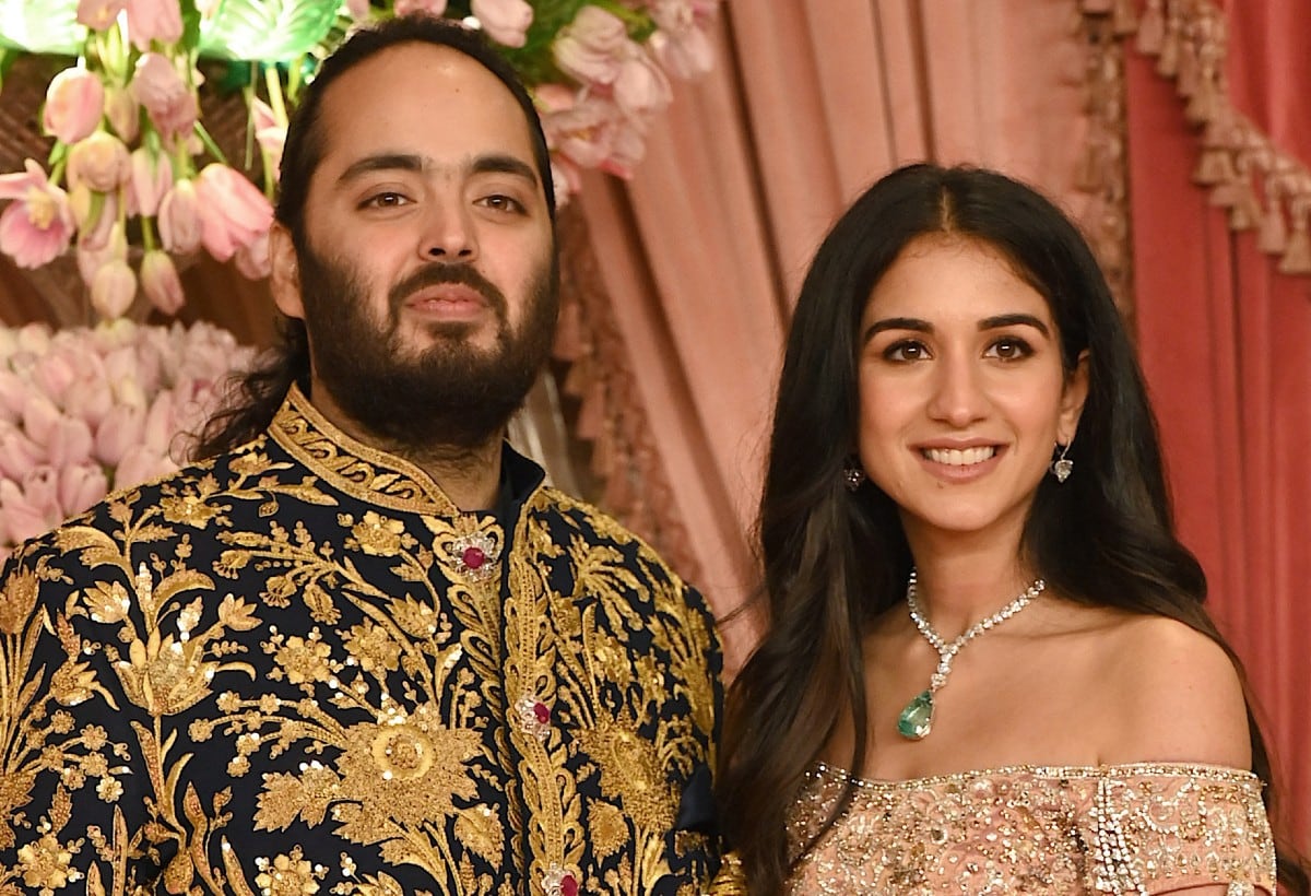 Viral | Anant Ambani con su prometida Radhika Merchant posan durante su ceremonia en Mumbai. (Sujit Jaiswal / AFP)