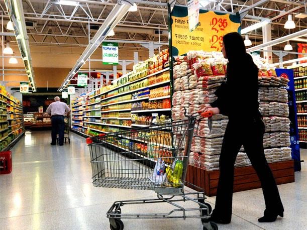 Usuarios peruanos ya empiezan a dotarse de productos básicos con miras a FEN. (Foto: Referencial)