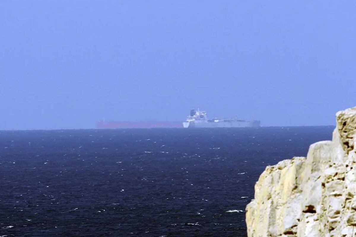 Petroleros cruzan el Estrecho de Ormuz, en Omán. (Foto: EFE/Archivo)