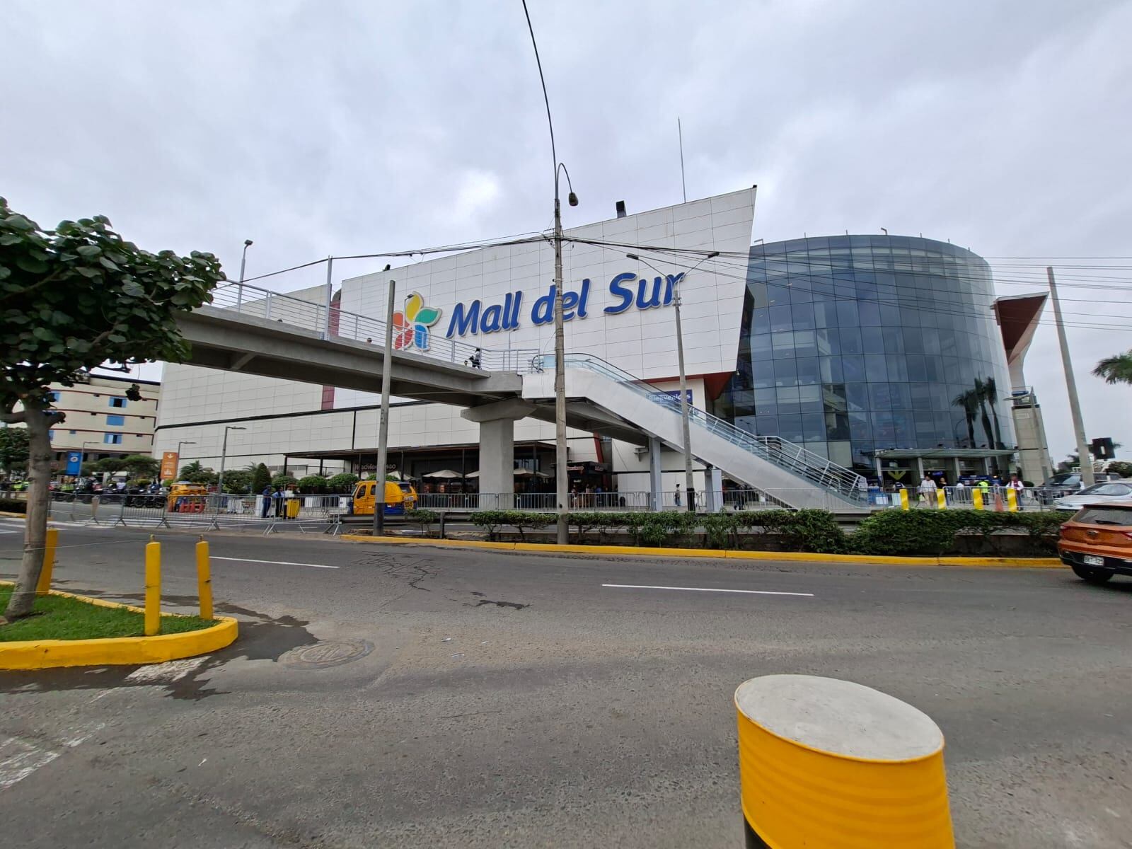 Corporación E. Wong destinó S/ 2.5 millones a la construcción de un puente peatonal con escaleras mecánicas para mejorar la conectividad y la seguridad vial en el entorno de Mall del Sur. Foto: Corporación E. Wong