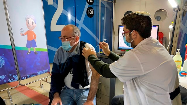 Israel prueba la vacuna a gran escala con resultados prometedores y cautela 