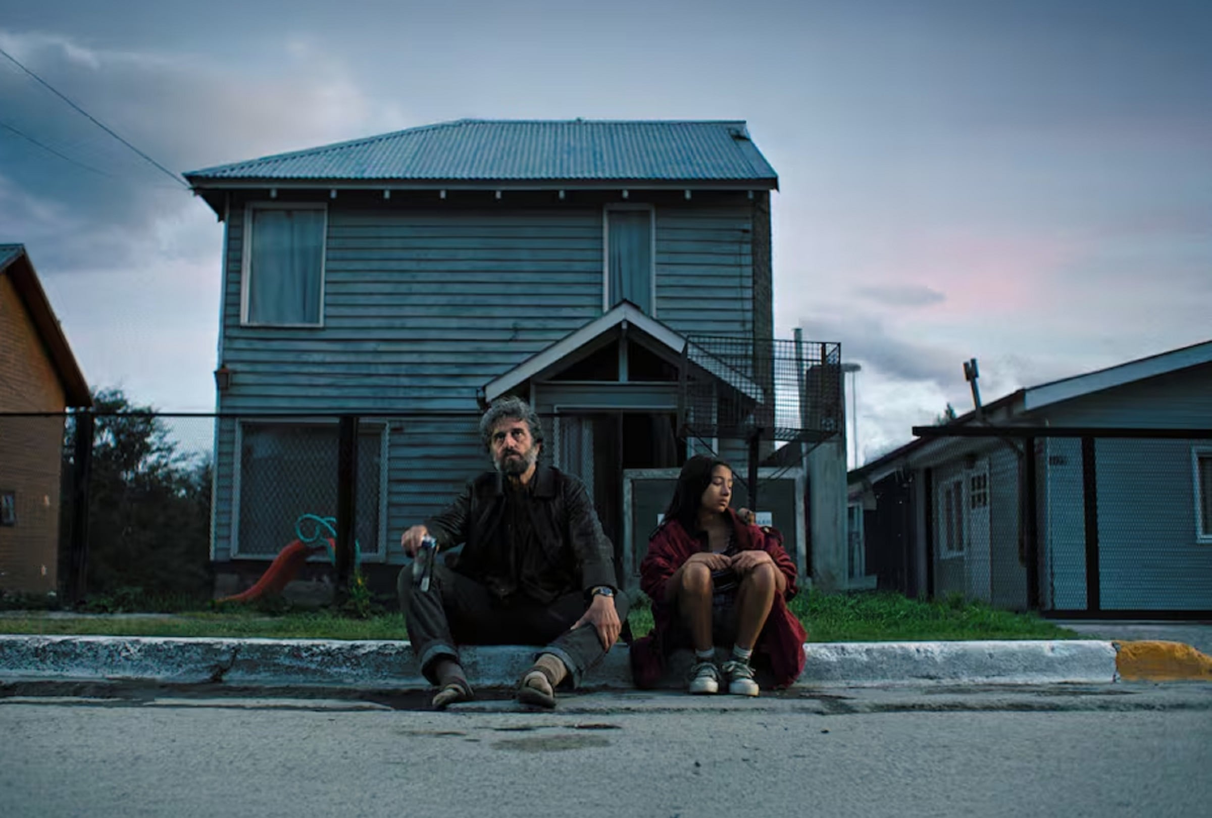 Diego Peretti interpreta a Esteban y Elena Romero interpreta a Risa en la película argentina "Risa y la cabina del viento" (Foto: Netflix)