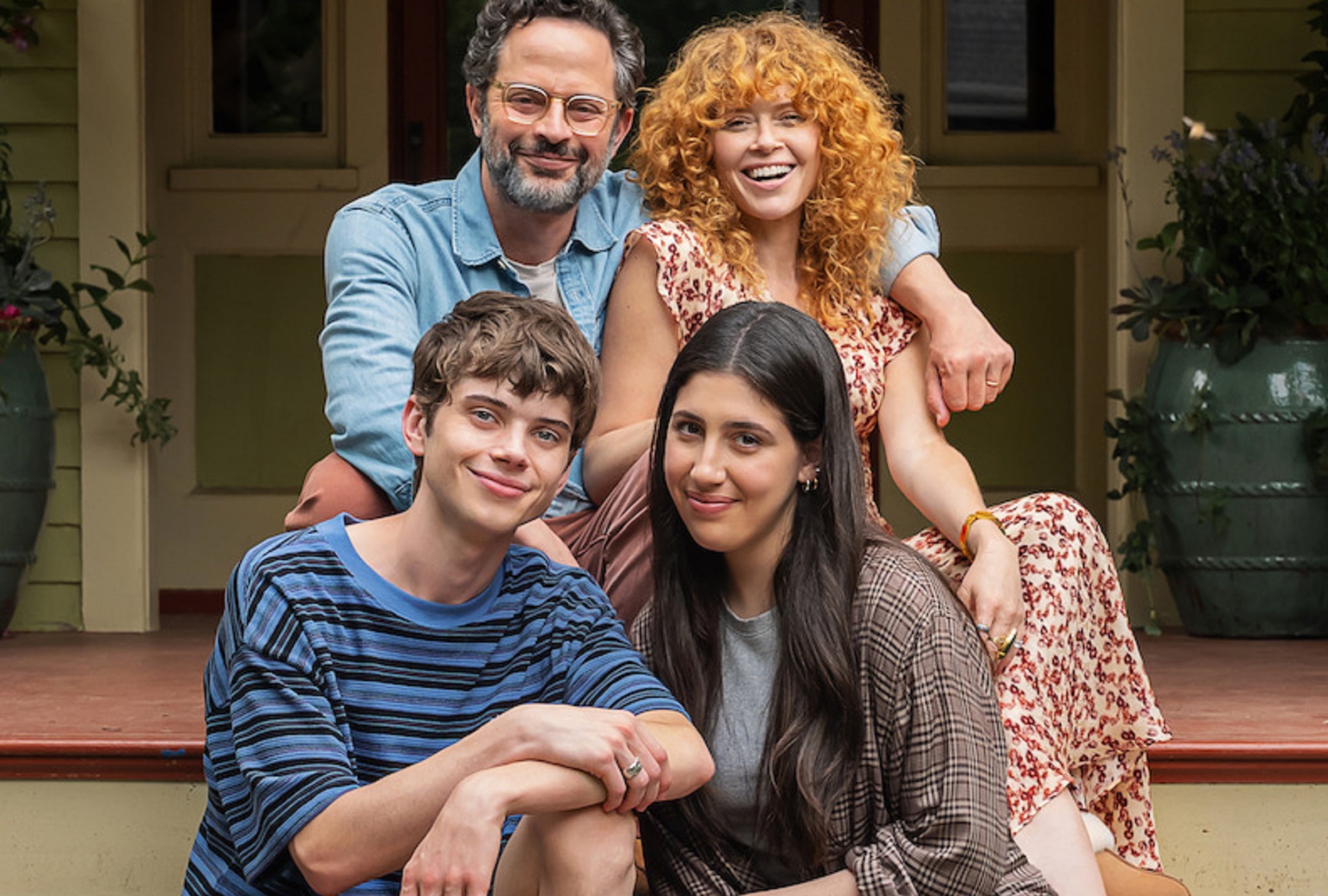 Nick Kroll como Brian, Natasha Lyonne como Hannah, Aidan Langford como Alex y Sadie Sandler como Devon en la película "Compañeras de cuarto" (Foto: Netflix)