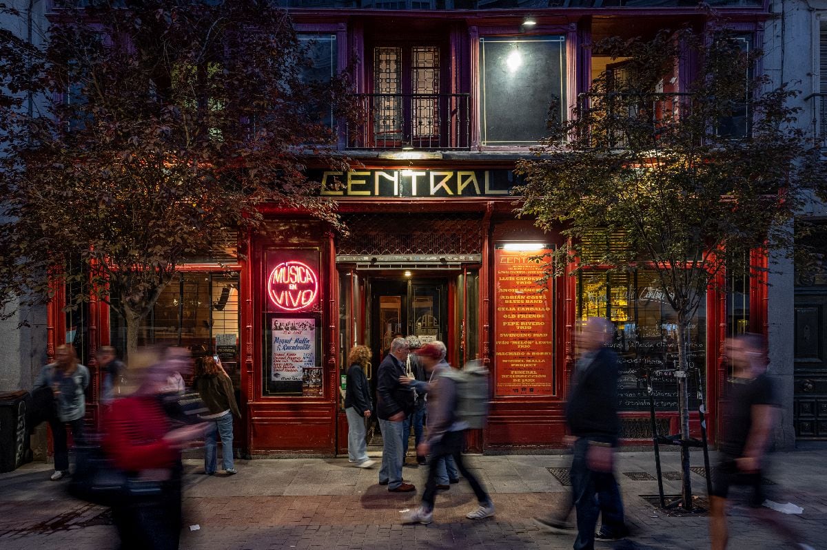 La gente se congrega a las puertas del Café Central en su última noche, el 15 de abril. Fotógrafo: Emilio Parra Doiztua/Bloomberg