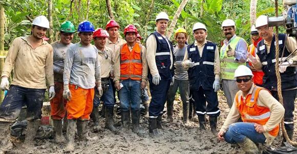 Nelson Navarro (centro) junto al equipo técnico de remediación ambiental
