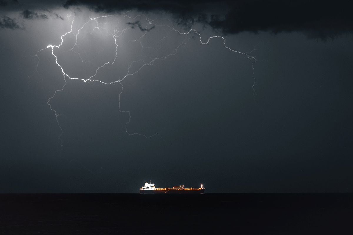 Un rayo ilumina la entrada del META 4, un buque cisterna de productos petrolíferos, al fondeadero de Mascate el 21 de marzo de 2026 en el puerto Sultan Qaboos de Mascate, Omán. (Foto de Elke Scholiers/Getty Images)
