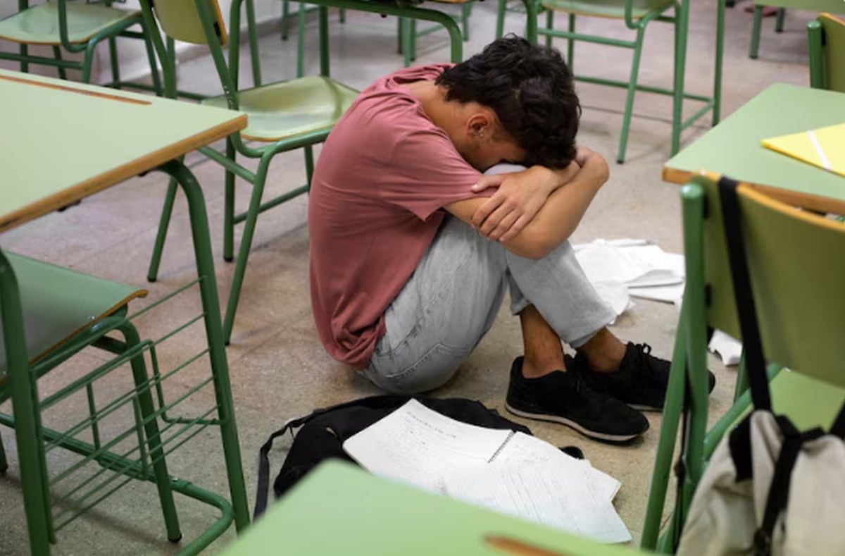 La medida “amplía” la ley previa de prevención del suicidio en tarjetas estudiantiles al añadir un recurso específico, afirmativo y confidencial para una población que enfrenta tasas más altas de problemas de salud mental y acoso (Foto: Freepik)