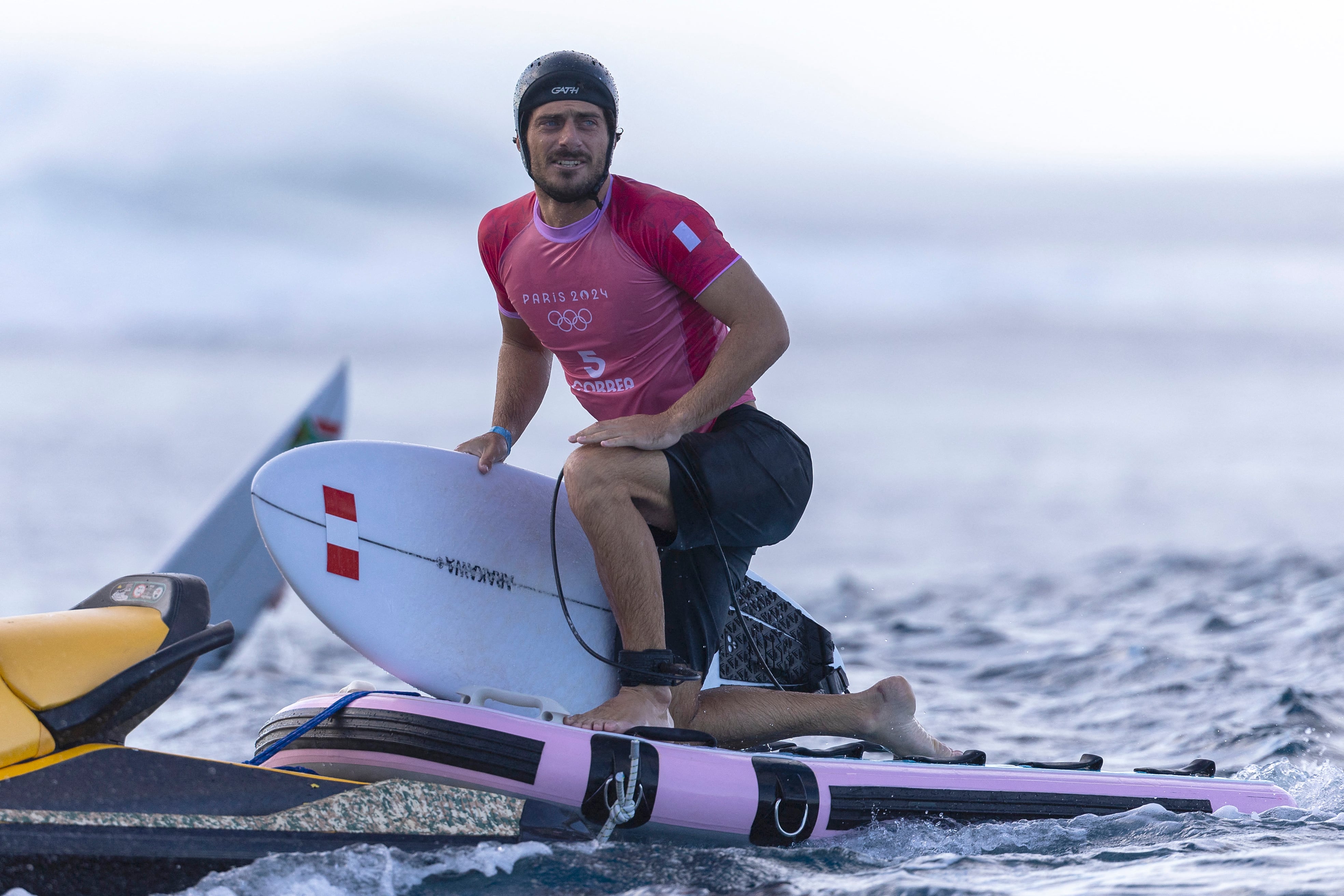 Alonso Correa del Equipo Perú reacciona luego de su serie durante la tercera ronda de surf en el tercer día de los Juegos Olímpicos de París 2024 el 29 de julio de 2024 en Teahupo'o, Polinesia Francesa. (Foto de Ed Sloane / PISCINA / AFP)