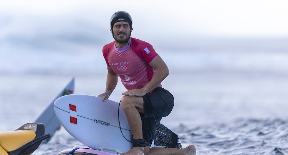 Alonso Correa clasifica al surf peruano a los cuartos de final en París ...