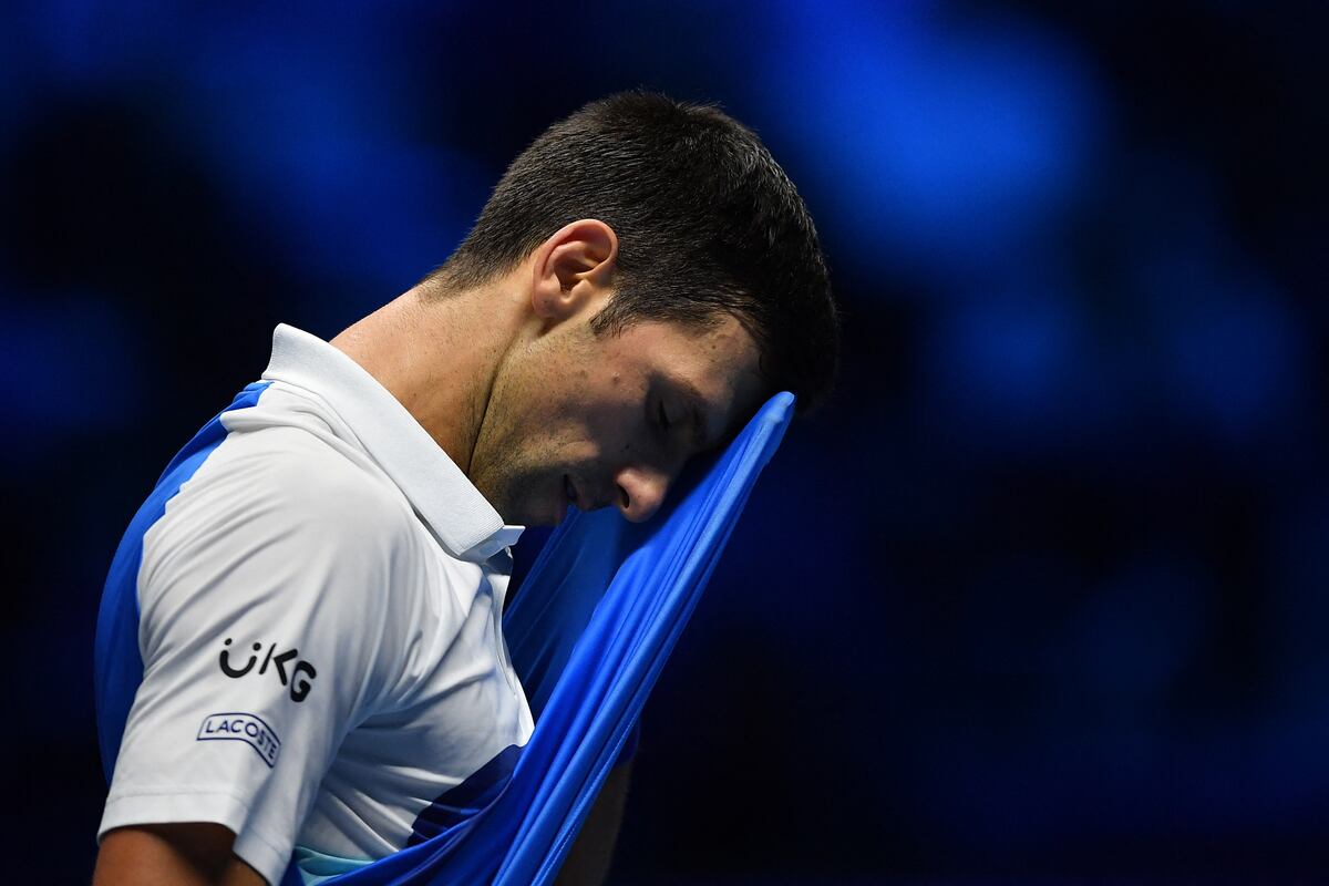 Novak Djokovic consiguió este lunes permiso de un tribunal australiano para permanecer en el país a pesar de no estar vacunado contra el COVID-19. (Foto: Marco BERTORELLO / AFP)