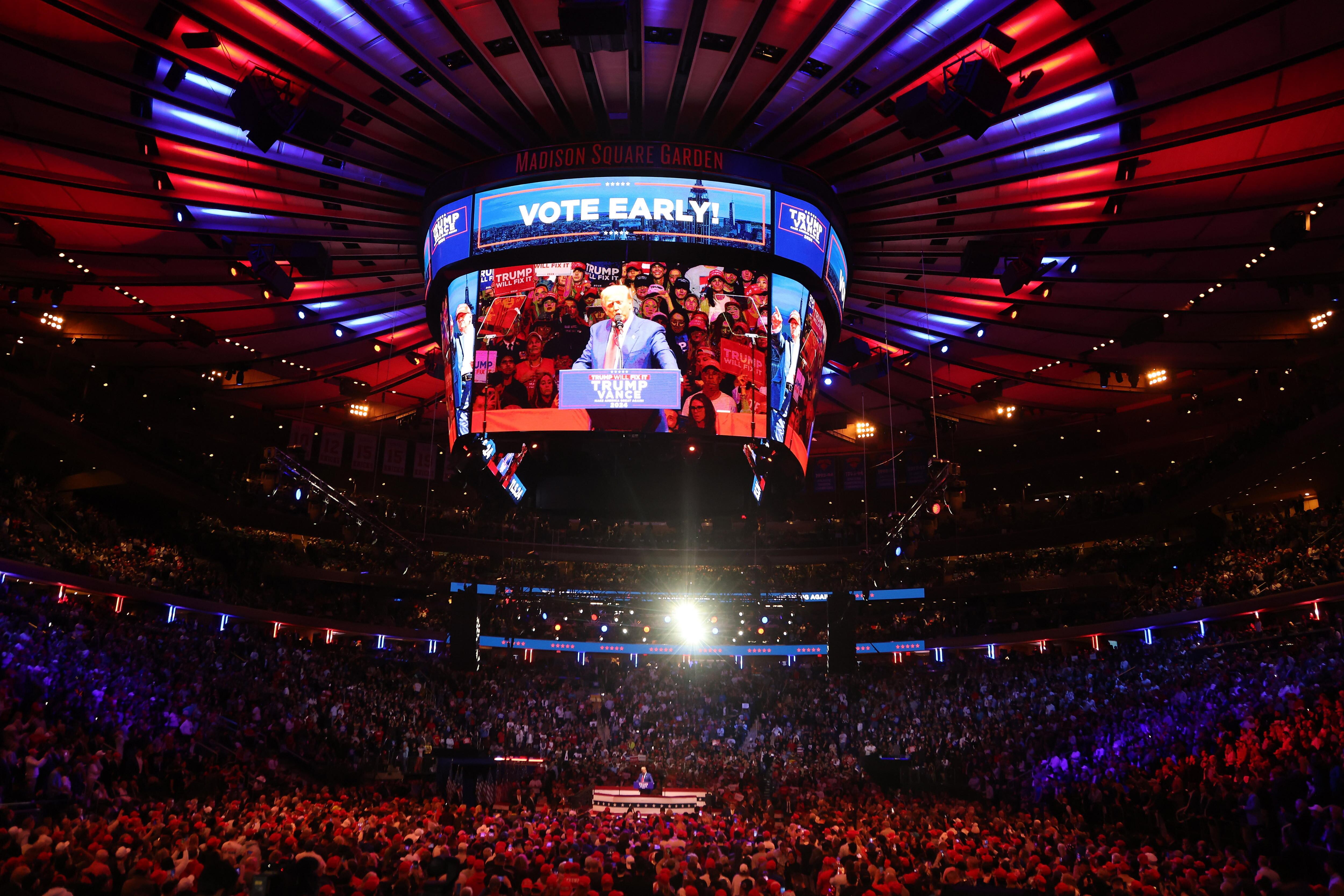 El expresidente estadounidense y candidato presidencial republicano Donald Trump habla durante un mitin celebrado en el Madison Square Garden de Nueva York, Nueva York, EE.UU., el 27 de octubre de 2024. (Nueva York) EFE/EPA/SARAH YENESEL