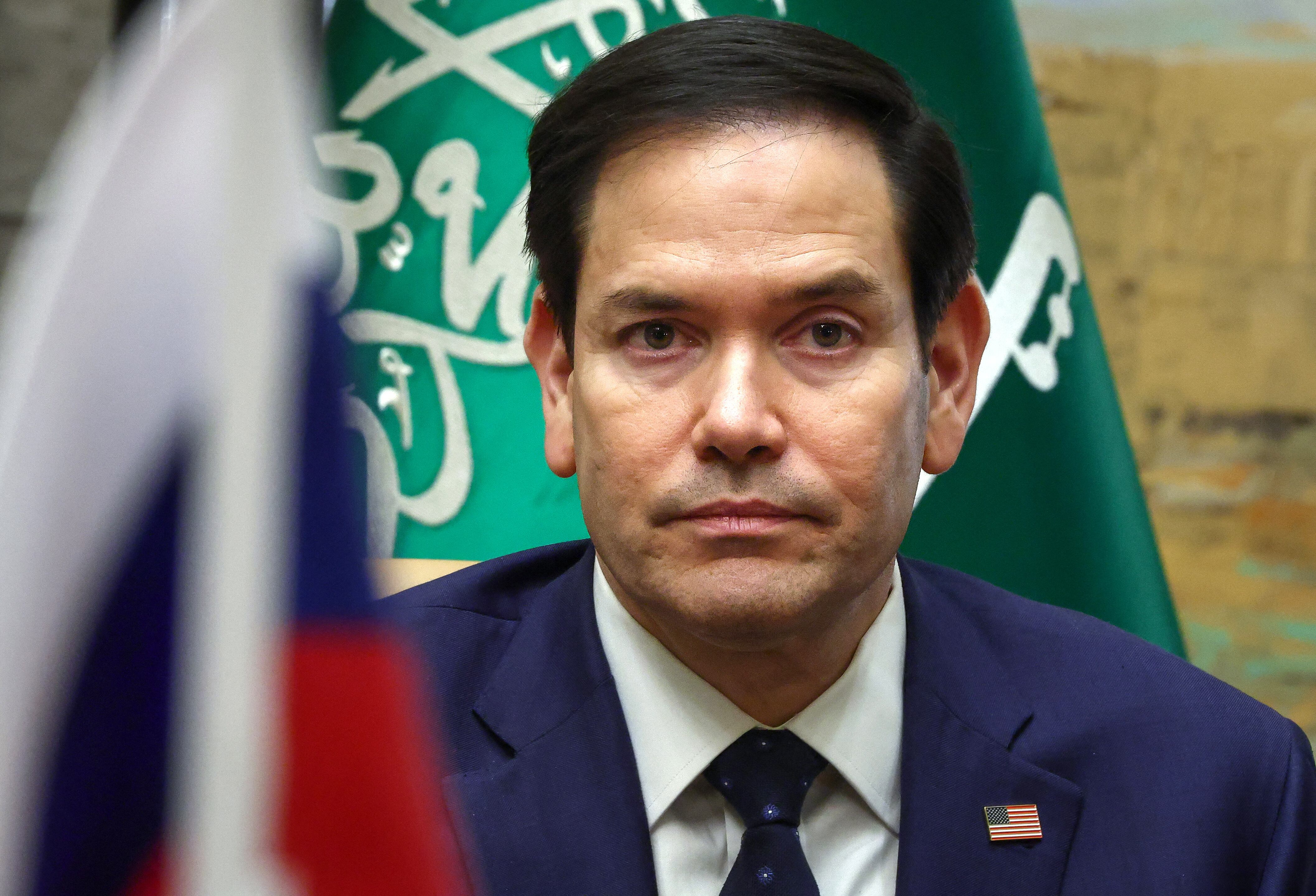 El secretario de Estado de Estados Unidos, Marco Rubio, asiste a una entrevista después de reunirse con funcionarios rusos, en el Palacio Diriyah, en Riad, Arabia Saudita, el 18 de febrero de 2025. (Foto de EVELYN HOCKSTEIN / POOL / AFP)