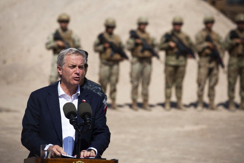 El presidente de Chile, José Antonio Kast, habla junto a un grupo de soldados cerca del puesto fronterizo de Chacalluta, en la frontera entre Chile y Perú, el 16 de marzo de 2026. (Foto de Patricio BANDA / AFP)