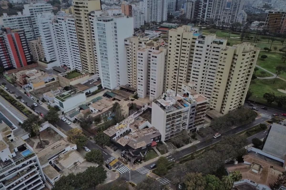 Indeci recomienda que quienes se encuentren desde el segundo piso permanezcan en una zona segura interna mientras dure el terremoto y evacúen recién cuando termine el movimiento. Foto: Joel Alonzo.