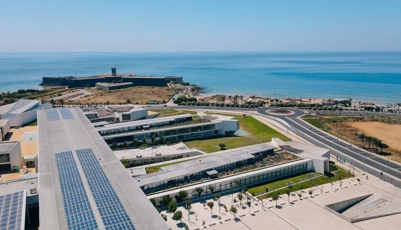 Frente al mar, se observa la sede de la Nova School of Business and Economics de Portugal. Foto: novasbe.unl.pt