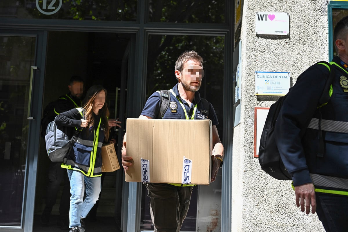 Agentes de la Unidad de Delincuencia Económica y Fiscal (UDEF) de la Policía Nacional salen de la sede de la empresas de las hijas del expresidente del Gobierno José Luis Rodríguez Zapatero, este martes en Madrid. Agentes de la UDEF de la Policía Nacional registran este martes el despacho del expresidente del Gobierno José Luis Rodríguez Zapatero y las sedes de tres empresas, entre ellas, la de sus hijas, Fuentes próximas a la investigación han señalado a EFE que por orden del juez de la Audiencia Nacional José Luis Calama, la policía está practicando estos cuatro registros, todos ellos en Madrid. EFE/Fernando Villar