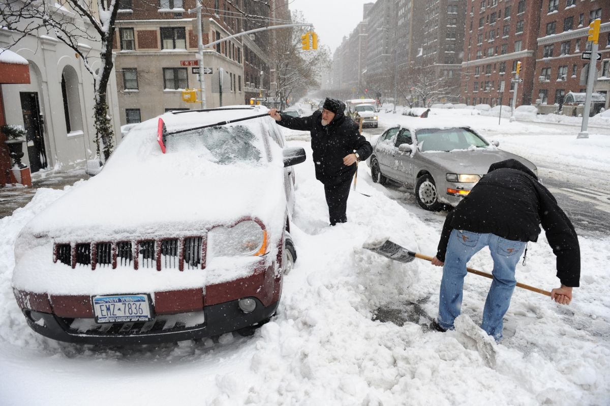 Muchos automóviles terminaron cubiertos por nieve tras el paso de una gran tormenta invernal. (Foto: Stan Honda / AFP)