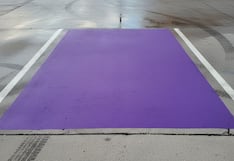 Espacios morados en estacionamientos de EE.UU.: por qué se crearon y quiénes tienen autorización de usarlos