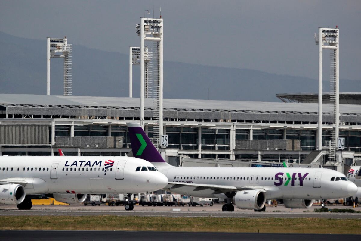 Además de los reglamentos específicos para que entre en vigencia la ley, hará falta una resolución del MEF para favorecer a la industria aérea peruana. (Foto de Javier TORRES / AFP).