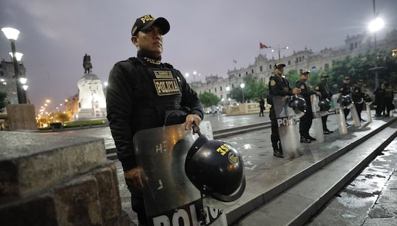 Agentes de la Policía resguarda desde la madrugada de hoy, miércoles 19 de julio, los alrededores de la Plaza San Martín, ante la marcha Toma de Lima. Foto: Joel Alonzo/ @photo.gec
