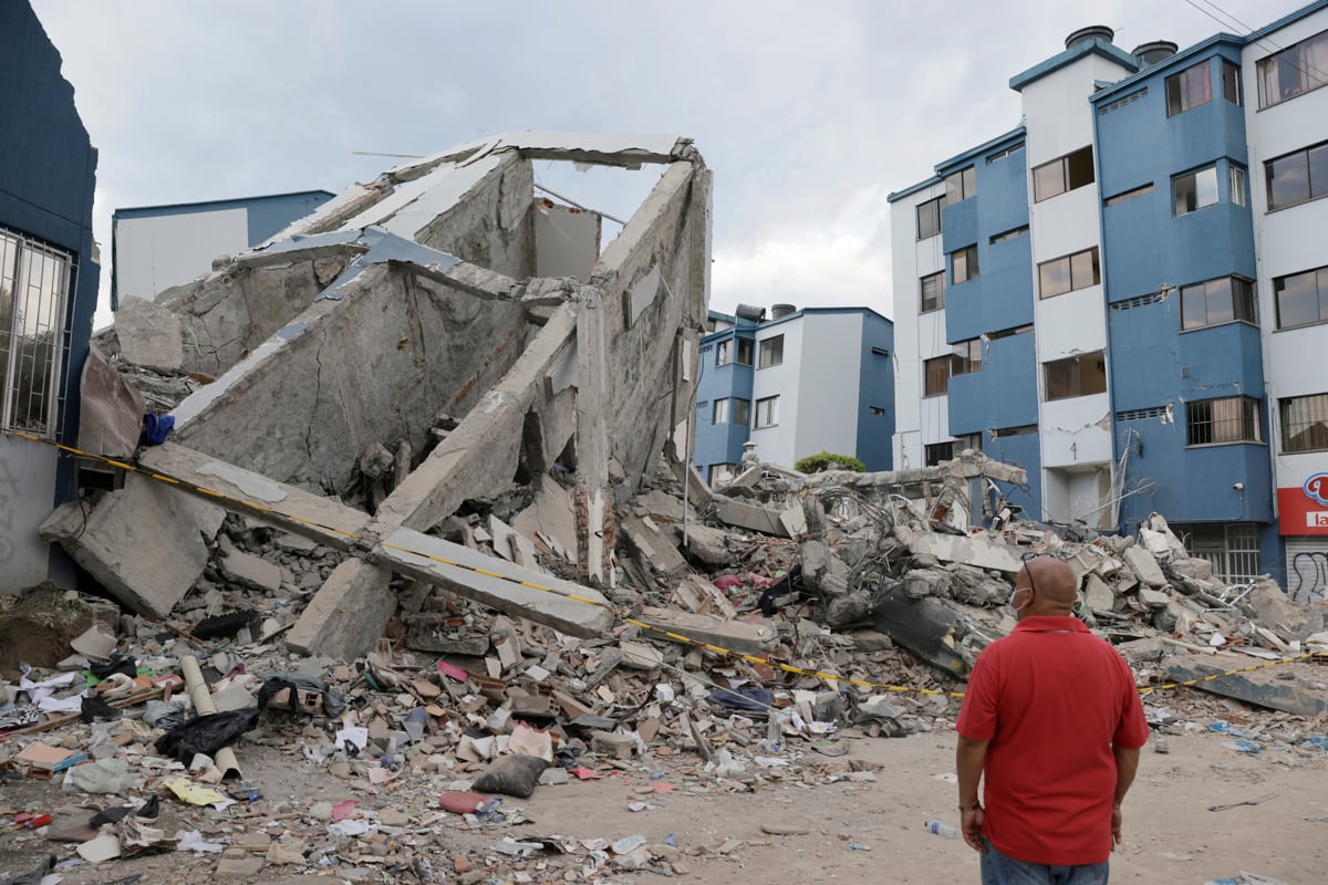 Un hombre observa edificaciones afectadas por el terremoto de magnitud 7,4, en Pereira, Colombia, el 14 de agosto de 2026. (Carlos Ortega / EFE)