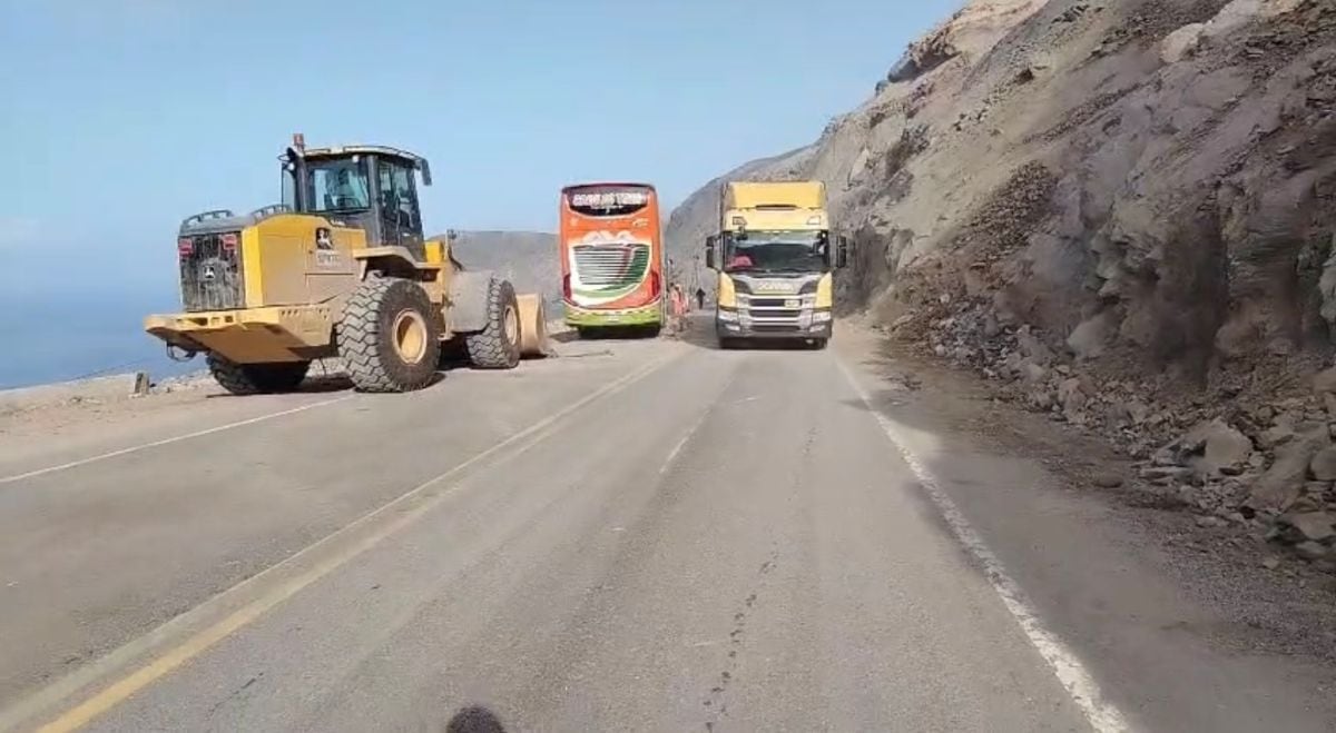 Personal de Provías Nacional y maquinaria pesada participaron en los trabajos de limpieza tras la caída de rocas en el kilómetro 771 de la Panamericana Sur, en Arequipa. Foto: MTC.