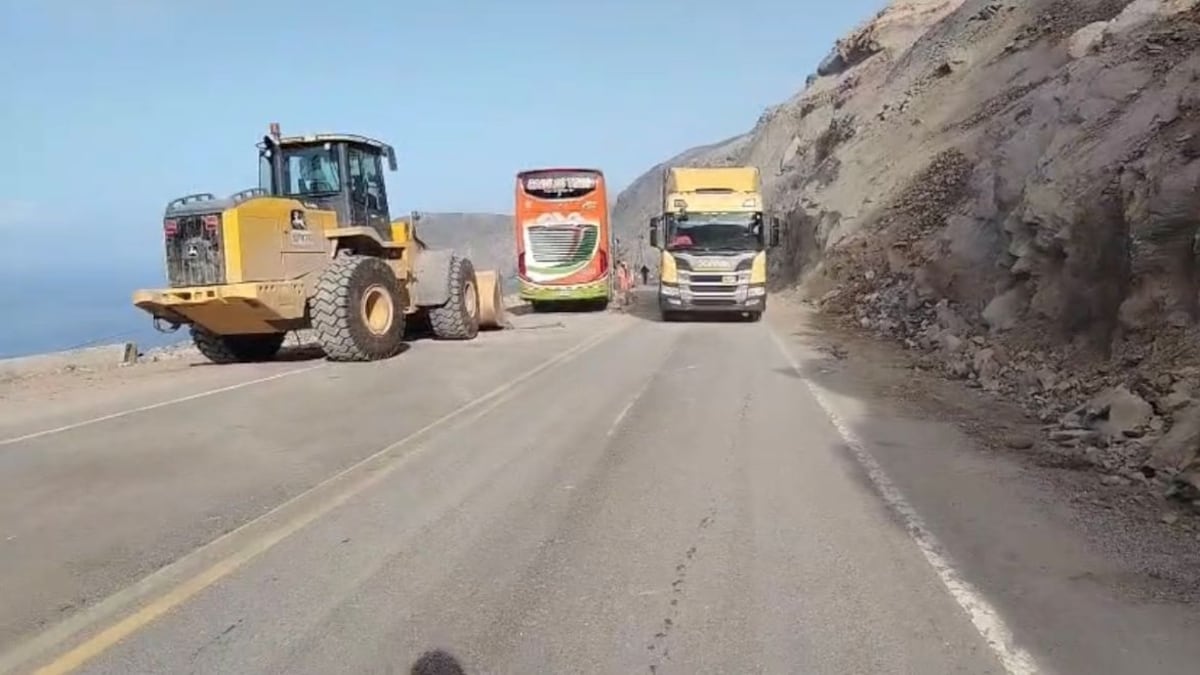 Derrumbe en la Panamericana Sur: MTC restablece el tránsito en tramo afectado de Arequipa