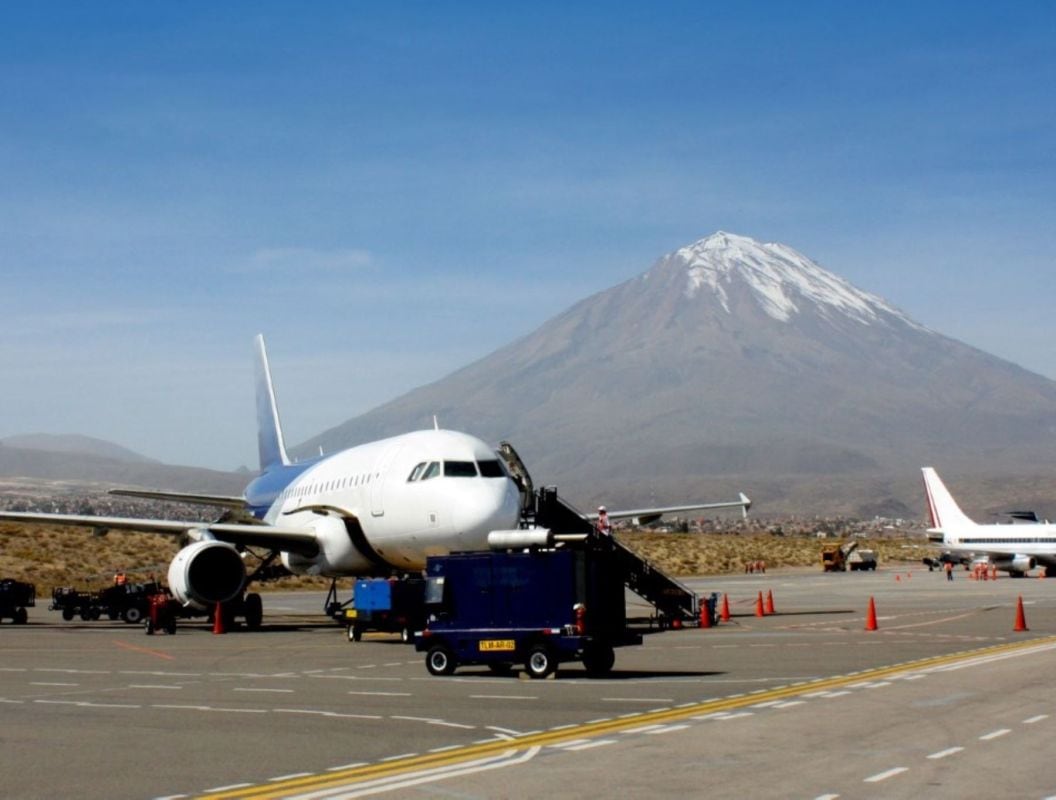 Contra el reloj: Cuando AAP obtuvo la concesión de los aeropuertos de Juliaca, Arequipa, Puerto Maldonado, Ayacucho y Tacna en 2011, ProInversión proyectó que estas terminales recibirían 2.7 millones de pasajeros en 2025. La realidad es distinta: este año podrían bordear los 4.8 millones de viajeros.