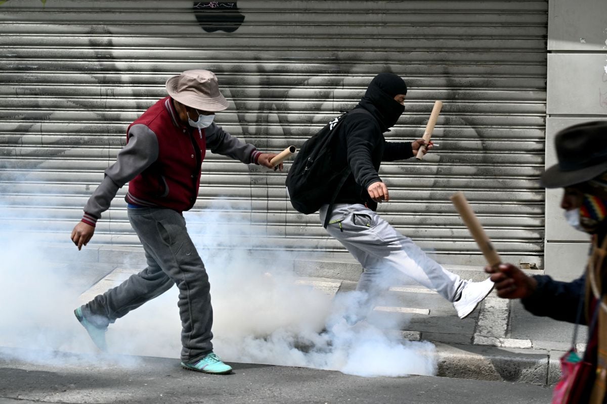 Las movilizaciones contra el gobierno de Rodrigo Paz ya impactan el abastecimiento y la operatividad financiera en Bolivia. Foto: AFP.