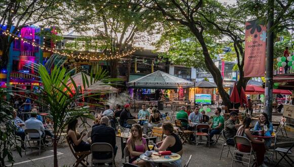 Una zona para sentarse al aire libre de un bar en la calle Provenza en Medellín, Colombia.