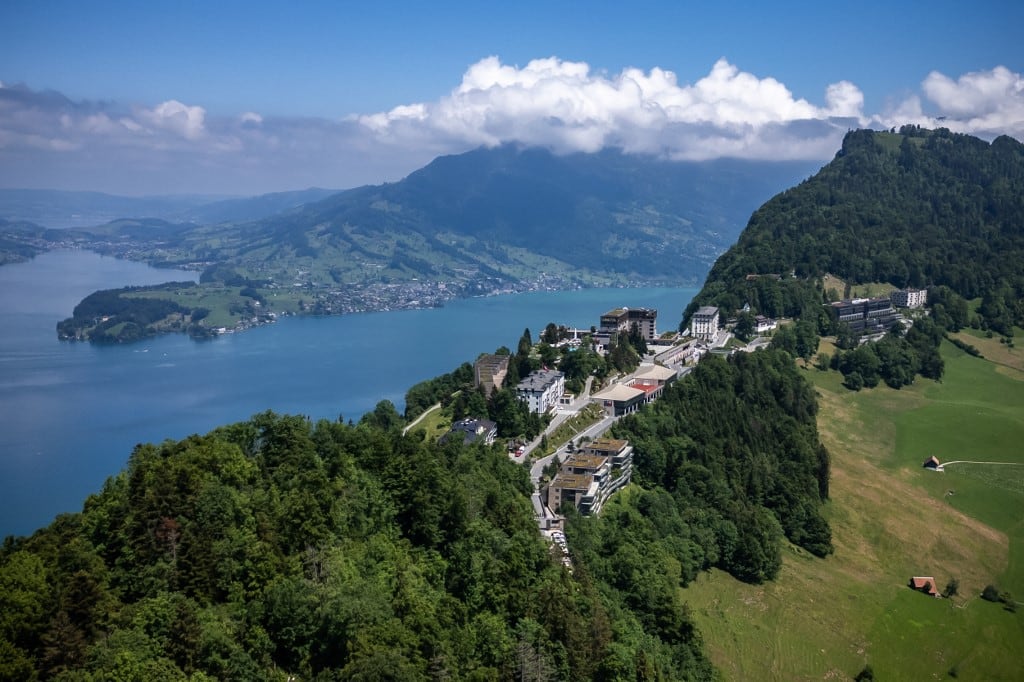 Esta fotografía aérea, tomada el 4 de junio de 2024, muestra el complejo turístico de Burgenstock, situado sobre el lago de Lucerna, que acogerá una cumbre de paz sobre Ucrania los días 15 y 16 de junio de 2024. El acuerdo entre Estados Unidos e Irán para poner fin a la guerra en Oriente Medio se firmará en el complejo turístico suizo de Burgenstock, en las montañas, el 19 de junio de 2026, según confirmó el Ministerio de Asuntos Exteriores suizo a la AFP. El lugar, situado cerca de Lucerna, en el centro de Suiza, es de difícil acceso y, por lo tanto, fácil de vigilar. (Foto de Fabrice COFFRINI / AFP)