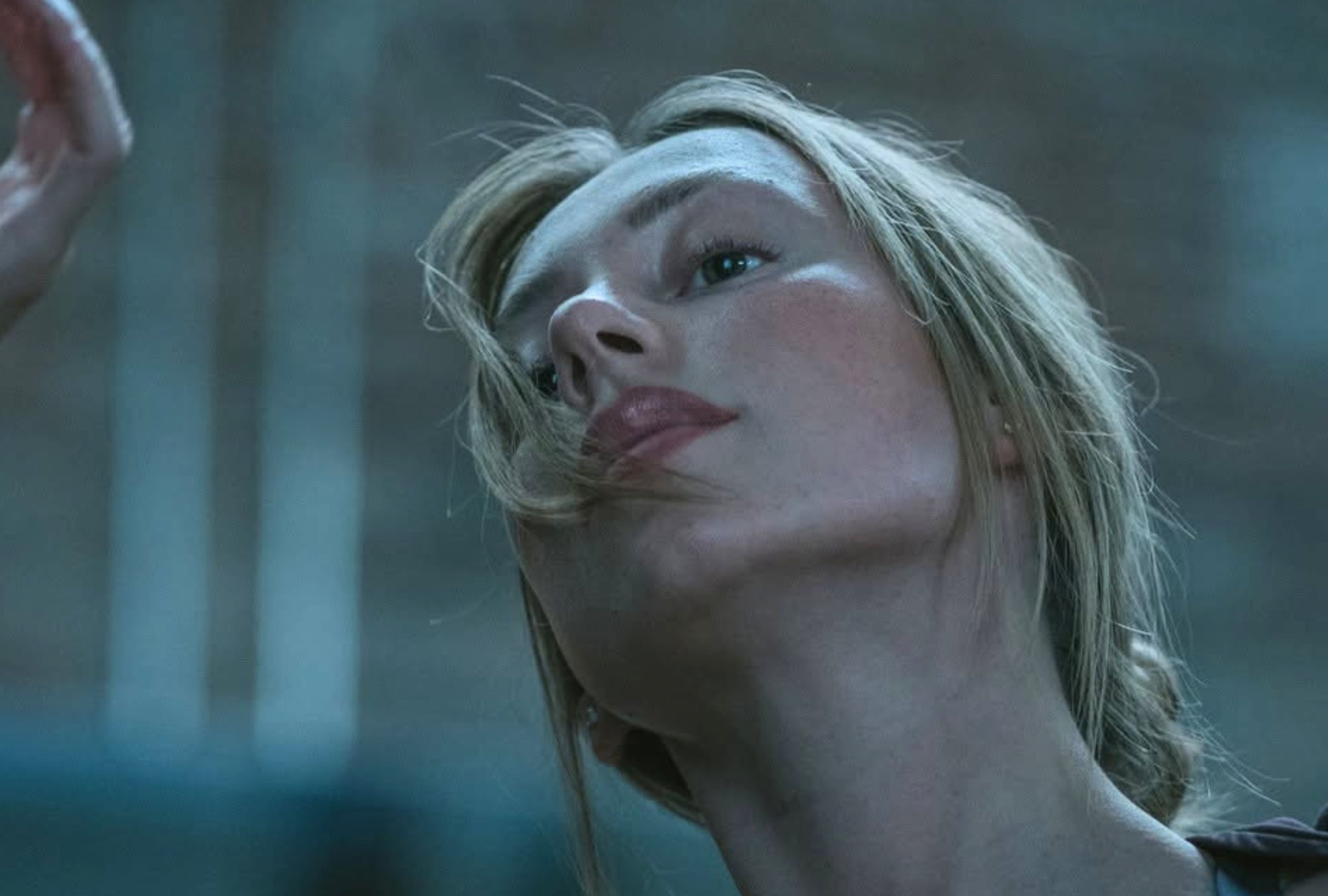 Ester Expósito como Marfil Cortés en una escena de la película española "Enfrentados: Marfil" (Foto: Pokeepsie Films / Prime Video)