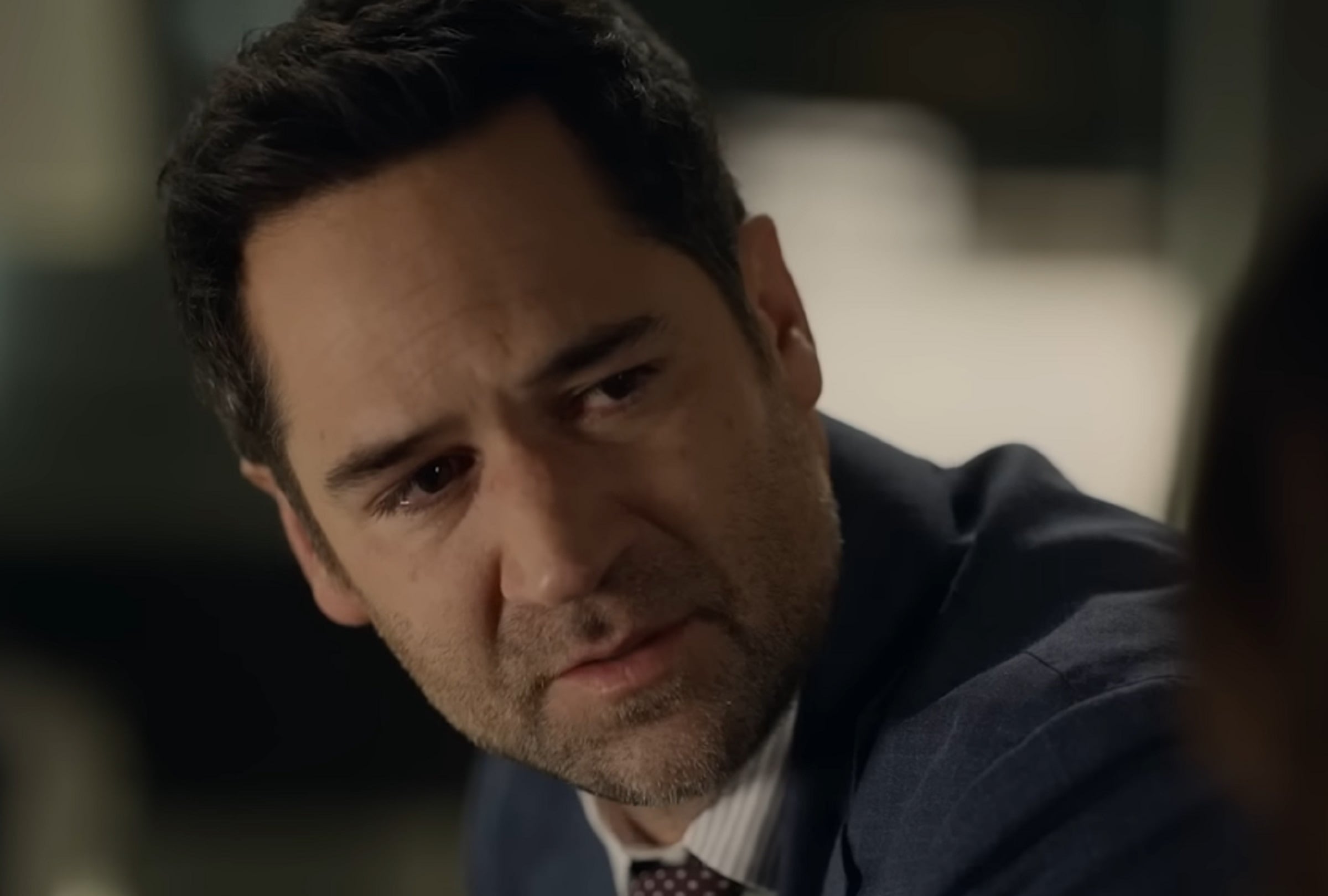 Mickey Haller (Manuel Garcia-Rulfo) lucha por demostrar su inocencia y preservar su reputación en la cuarta temporada de "El abogado Lincoln" (Foto: Netflix)