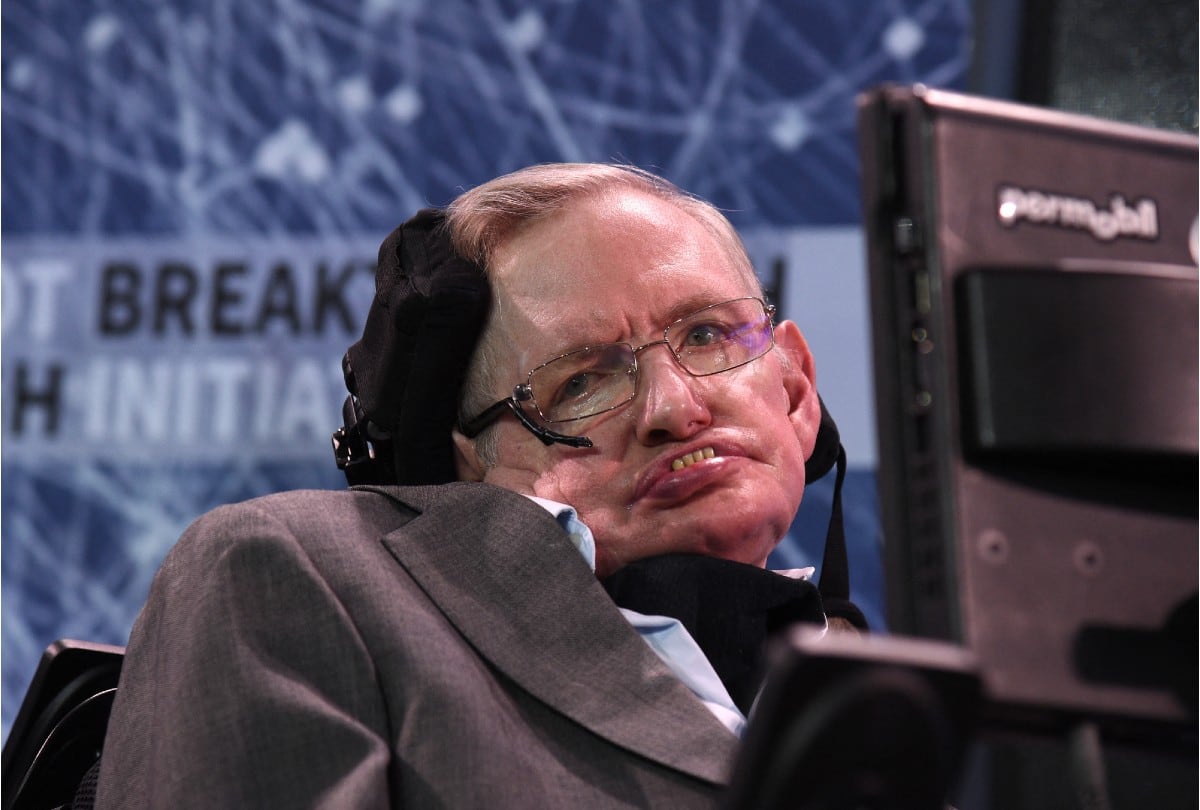 La cita del día de Stephen Hawking invita a entender la adaptación como una forma de inteligencia. | Crédito: BRYAN BEDDER / GETTY IMAGES NORTH AMERICA / GETTY IMAGES VIA AFP