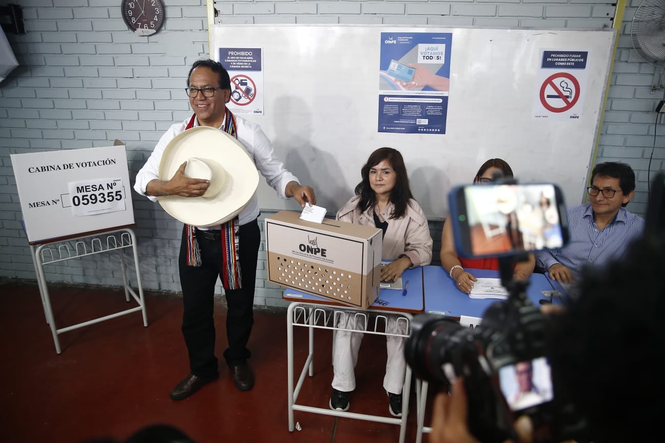 Roberto Sánchez, candidato de Juntos por el Perú, acudió a su lugar de votación en San Borja. Foto: GEC