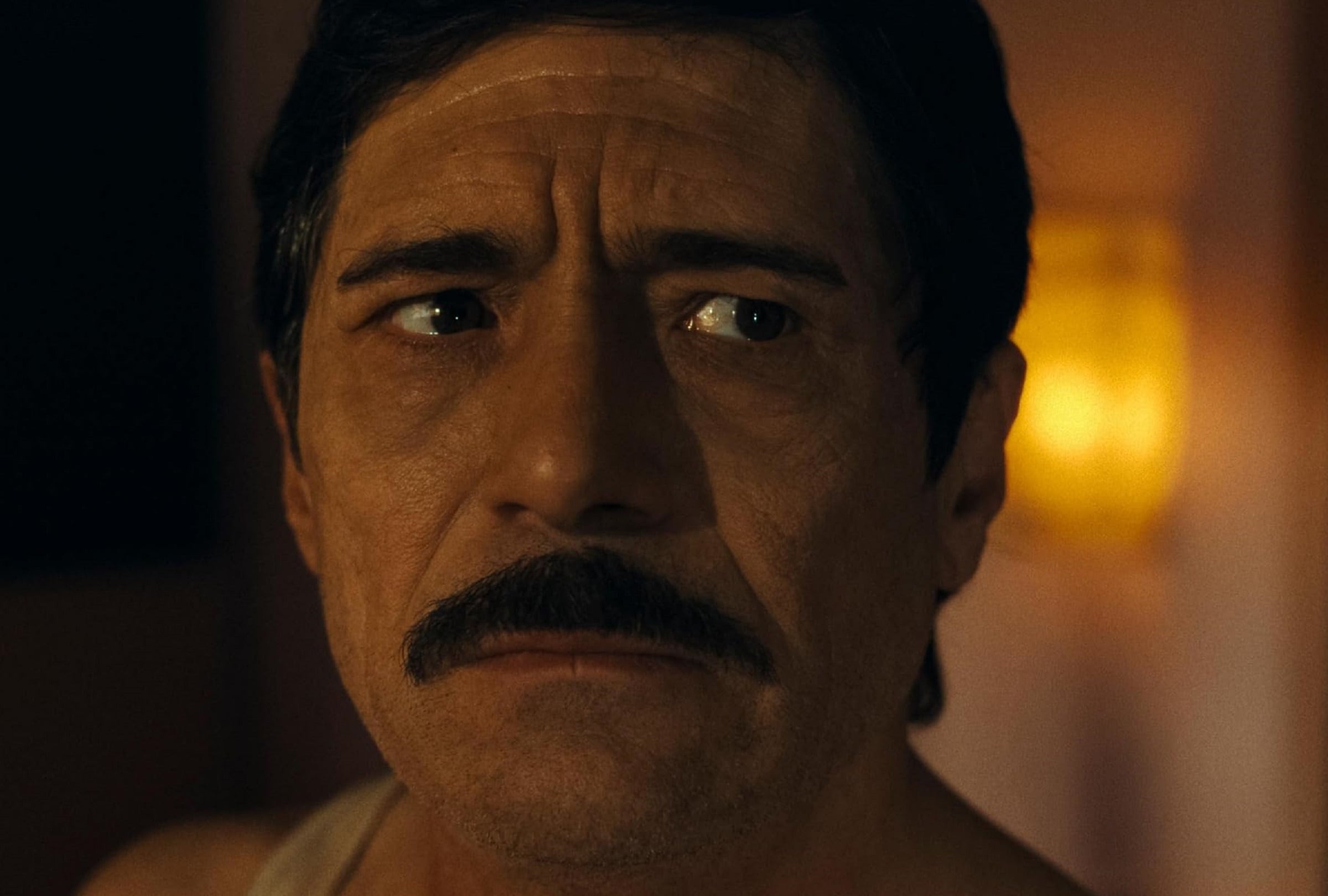 Héctor Kotsifakis interpreta a El Chapo en la película mexicana "La captura", donde recurre al soborno y las amenazas para librarse de la justicia (Foto: Draco Films / Netflix)