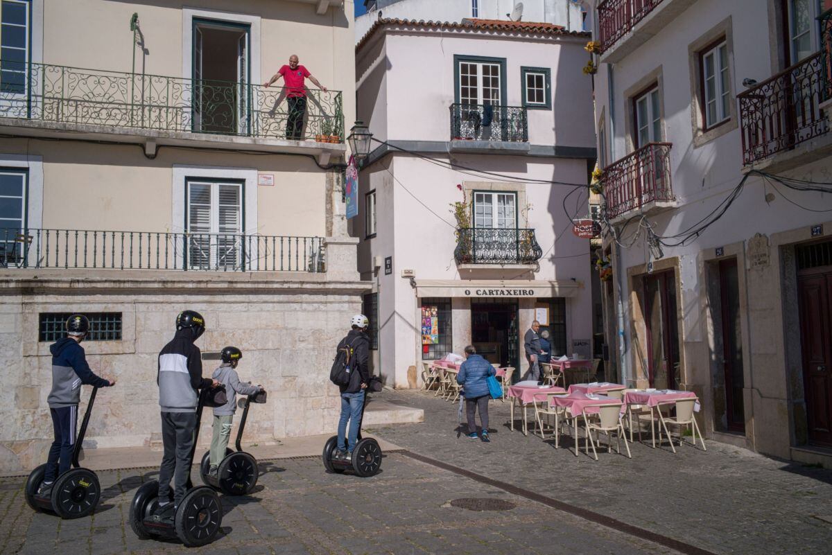 El barrio de Alfama en Lisboa. El Gobierno portugués planea eliminar las visas doradas para la compra de propiedades tras las protestas de los lisboetas, que se han visto obligados a abandonar la ciudad.